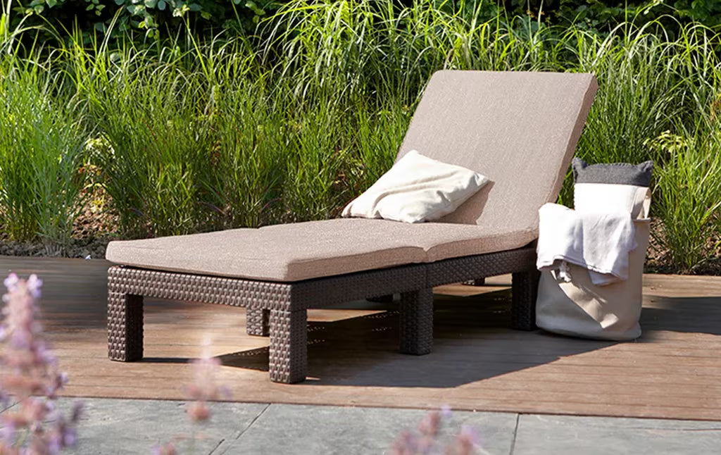 Keter - Tumbona de exterior Daytona Deluxe marrón