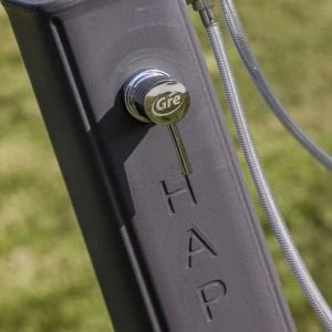 Gre - Ducha solar de polietileno negro con lavapiés - 19l - BricoandPool