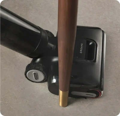 Alrededor de las patas de la mesa