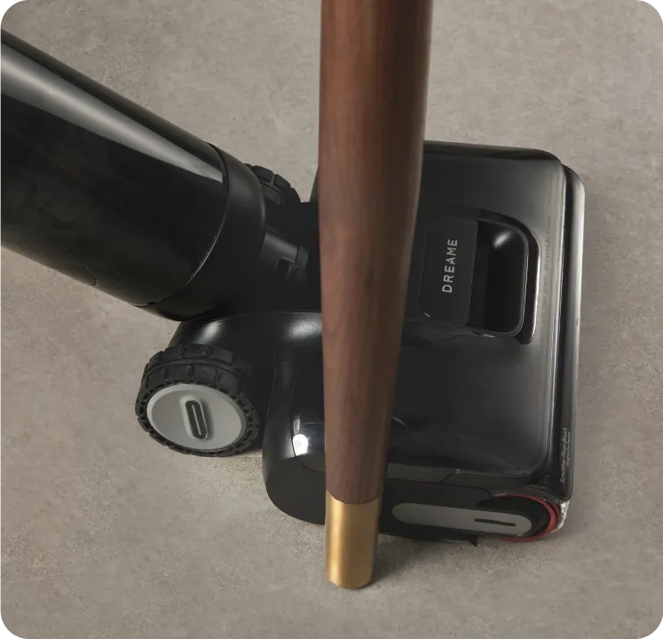 Alrededor de las patas de la mesa