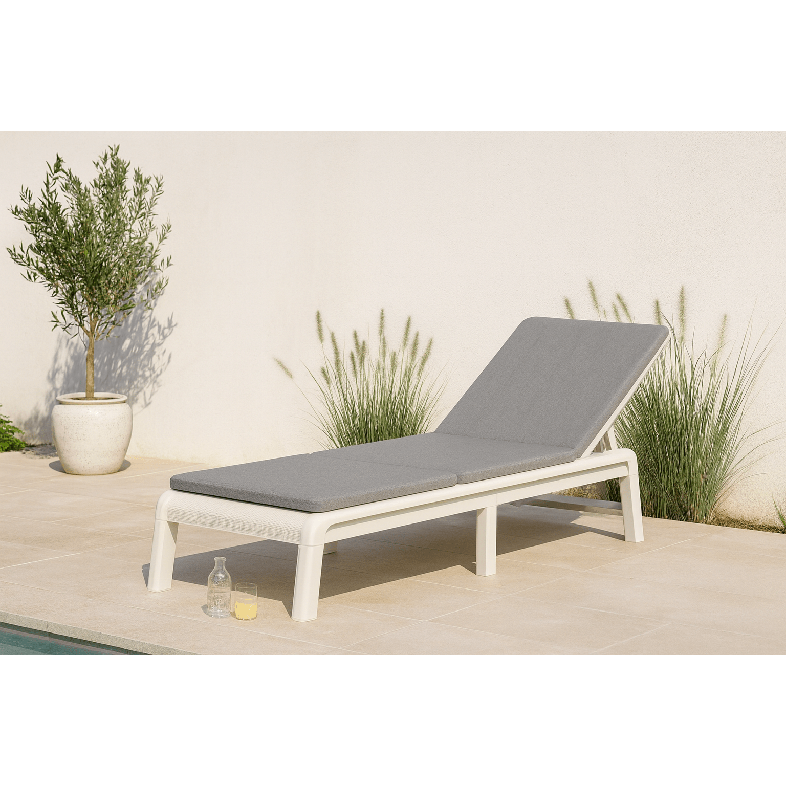 Keter - Tumbona de exterior Mallorca con cojín blanco/gris - BricoandPool