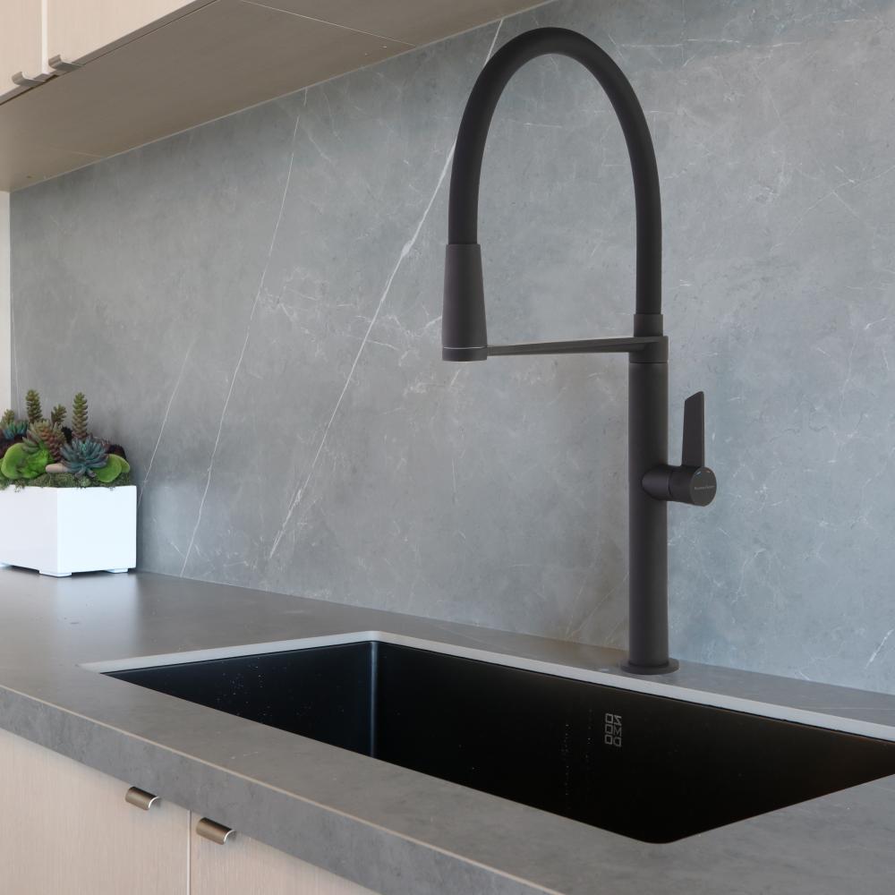 Ramon Soler - Grifo de cocina monomando giratorio y extraíble Kitchen Magnet negro mate - BricoandPool