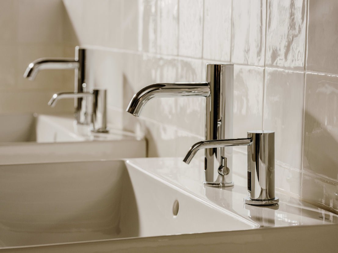 Roca - Dispensador de jabón o gel hidroalcóholico con sensor, de repisa Ona Cromado A818014C00. Alimentación con conexión a la r - BricoandPool