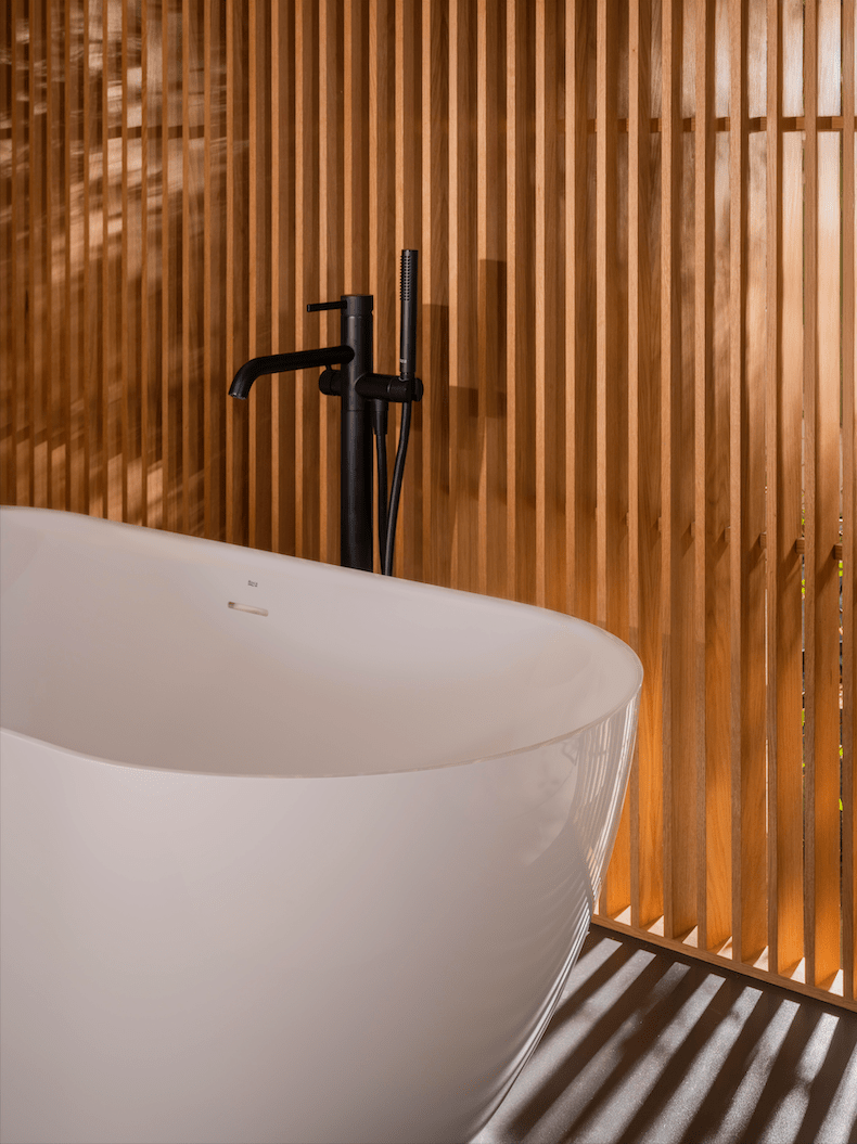 Roca - Grifería de pie para baño - ducha Ona con inversor automático - BricoandPool