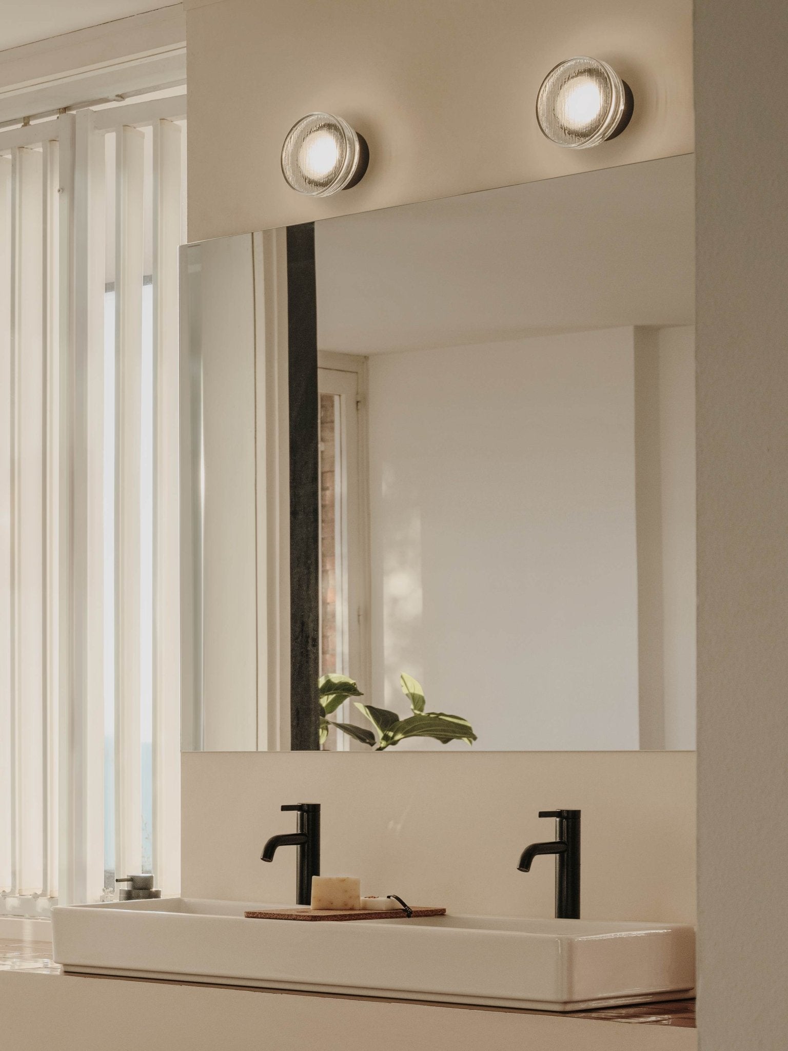 Roca - Lavabo Tura mural con dos orificios para grifería Blanco mate - BricoandPool