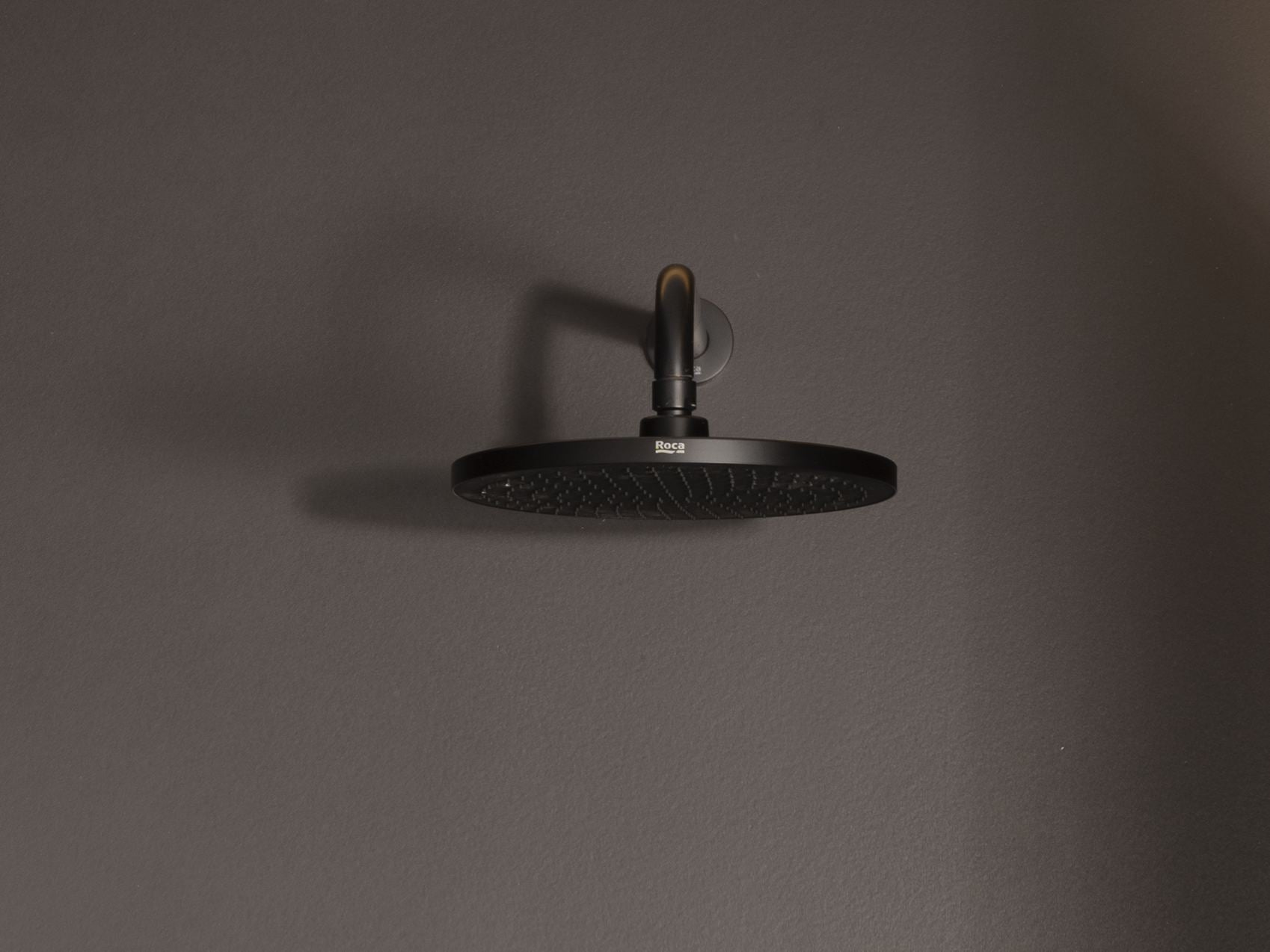 Roca - Rainsense rociador circular de pared o techo orientable con frontal de silicona, acabado negro mate A5B1803NB0. - BricoandPool